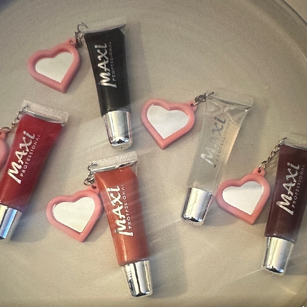 ❣️5|$25❣️ You get 1 color choice Maxi Professional Lip Gloss with heart mirrors